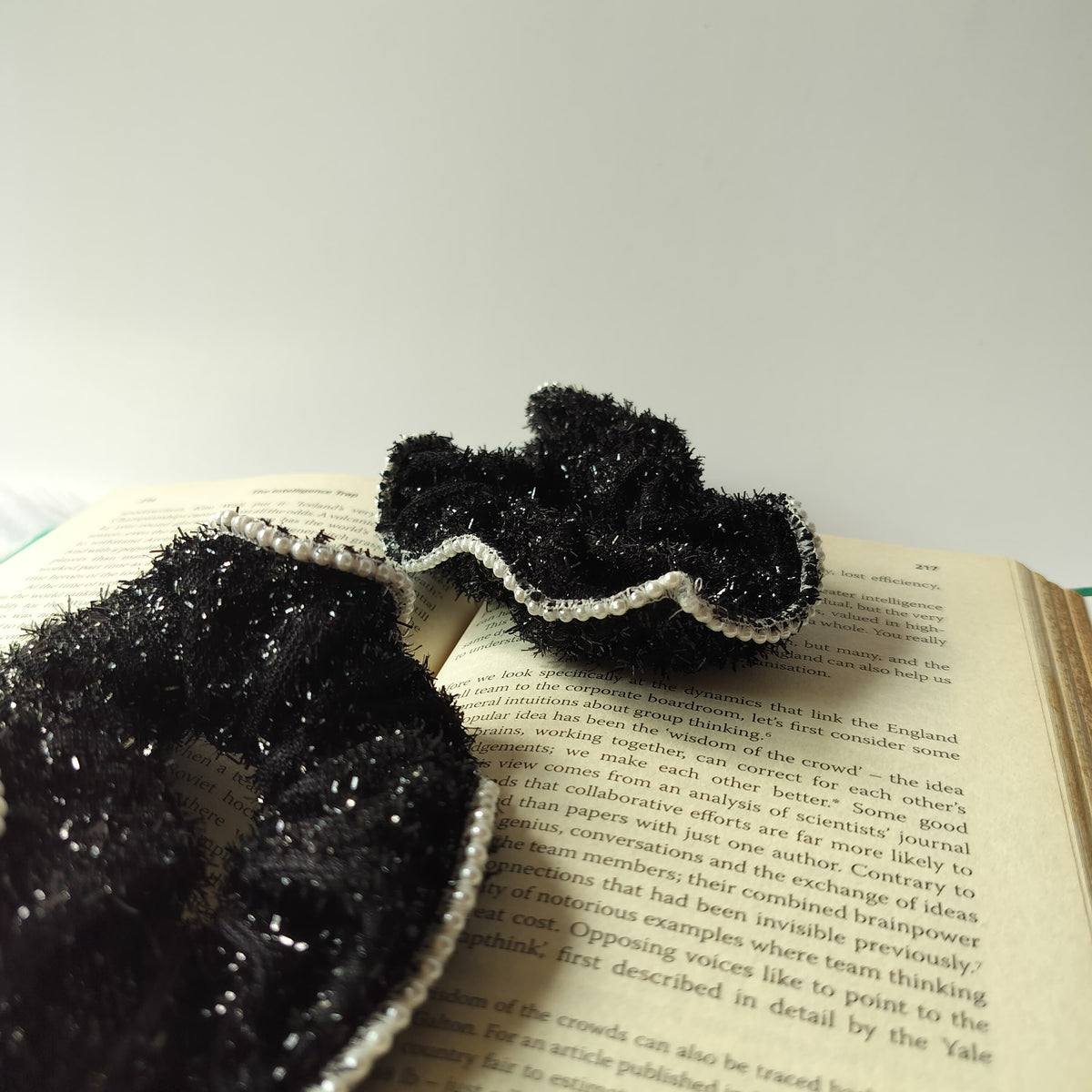 Scrunchy Black Shimmer Pearl
