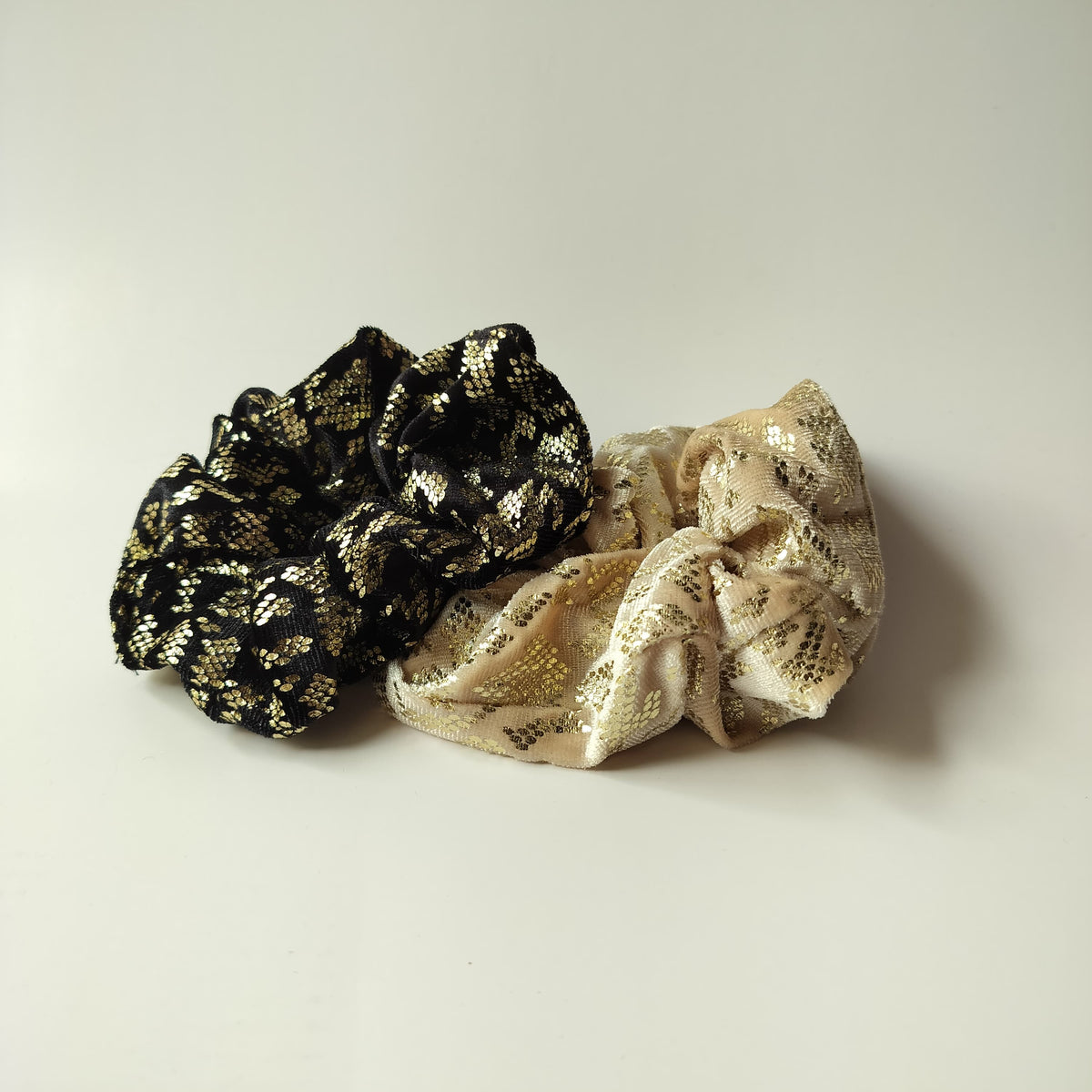 Scrunchy Velvet Foil (Pack of 2 random colors)